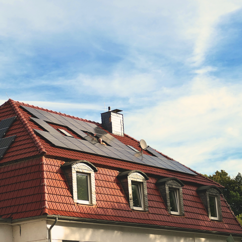 Inbetriebnahme der ersten PV-Anlage auf dem Dach der Werksverwaltung im Hönnetal
